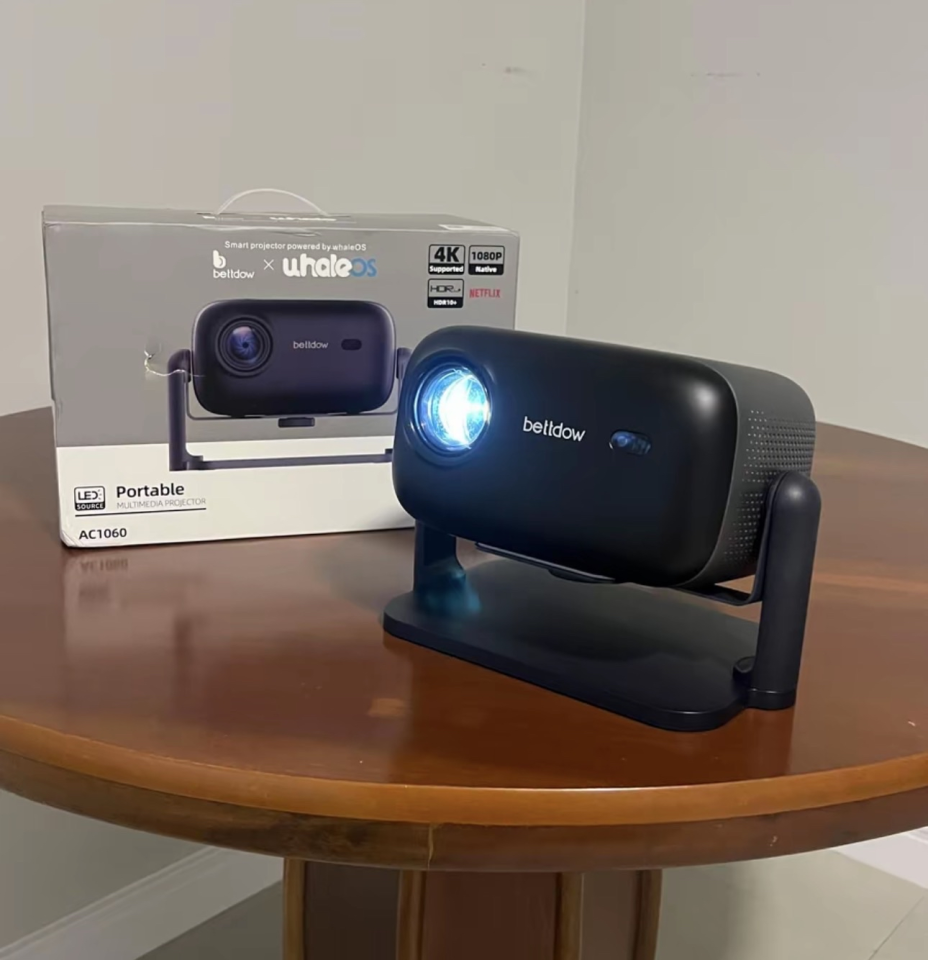 Projetor Bettdow AC1060 ligado com caixa na mesa