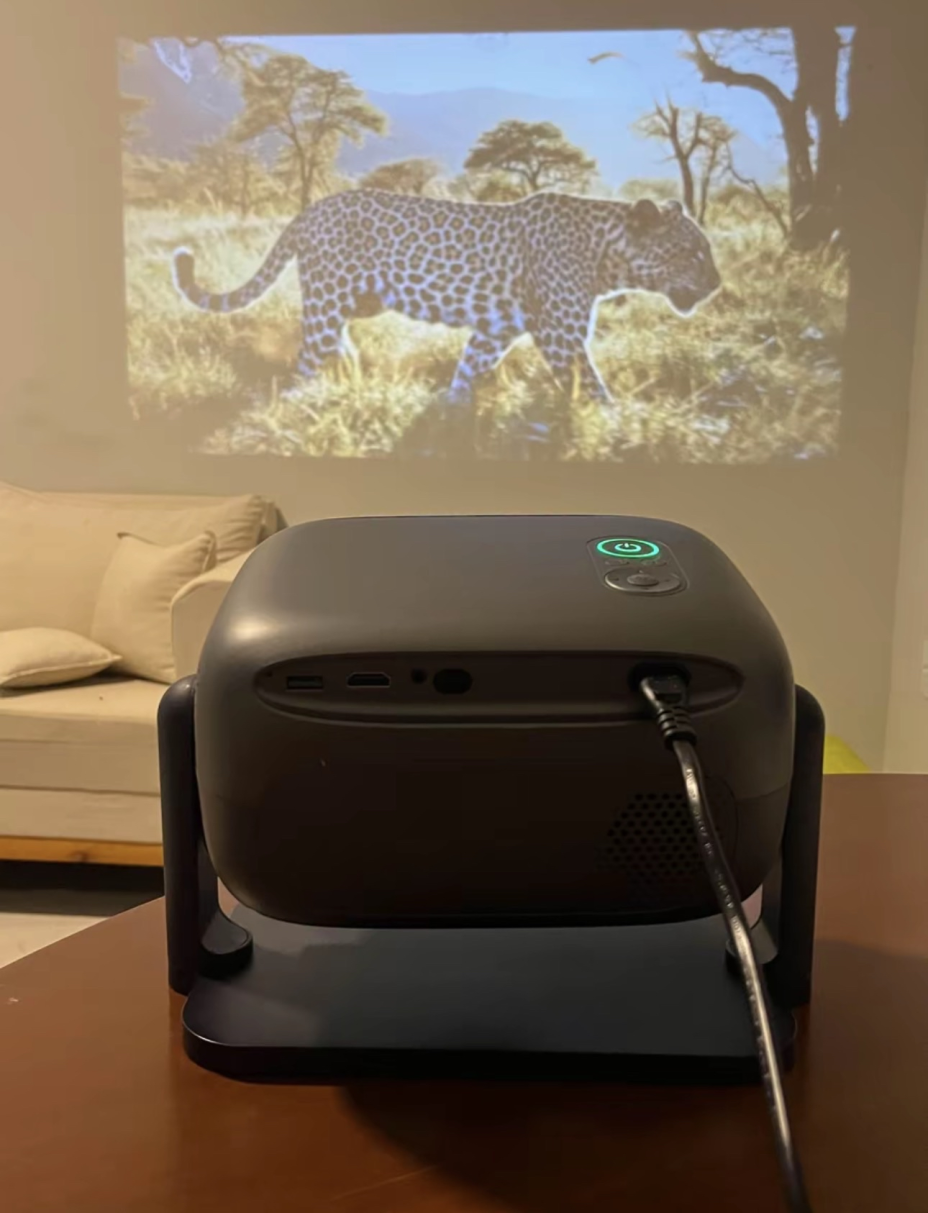 Projetor Bettdow AC1060 projetando na parede