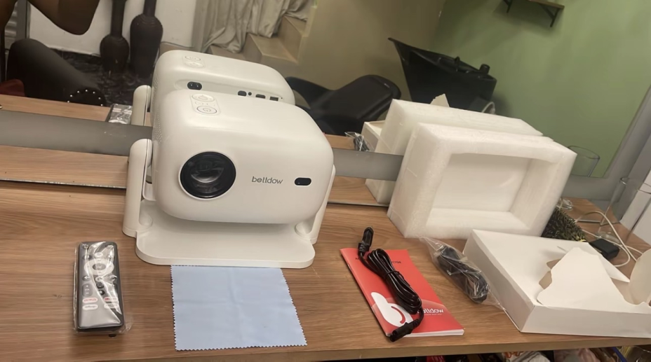 Projetor Bettdow AC1060 desembalado com acessórios