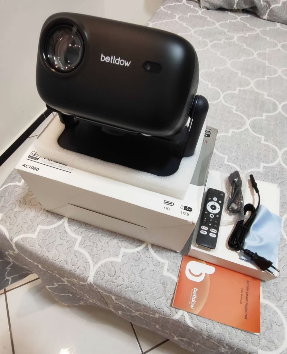 Projetor Bettdow AC1060 com caixa, controle e cabos