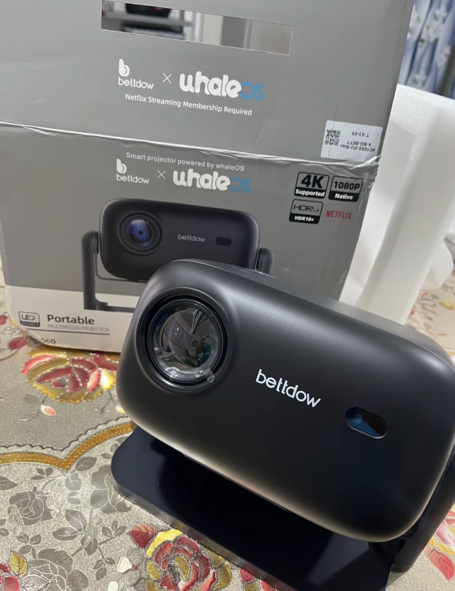 Detalhe da lente do Projetor Bettdow AC1060